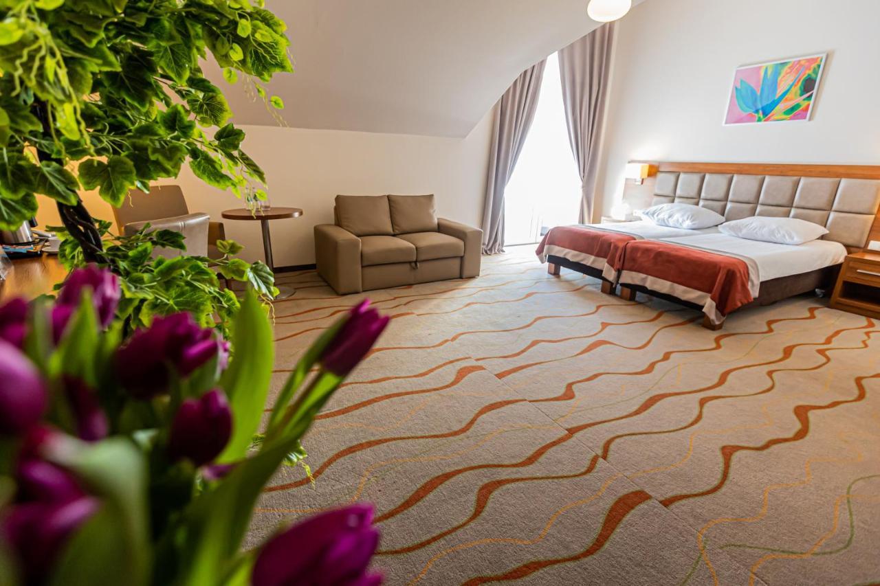 Hotel Olivia Medical Spa Skomielna Czarna Bagian luar foto