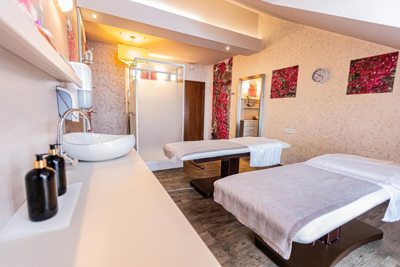 Hotel Olivia Medical Spa Skomielna Czarna Bagian luar foto