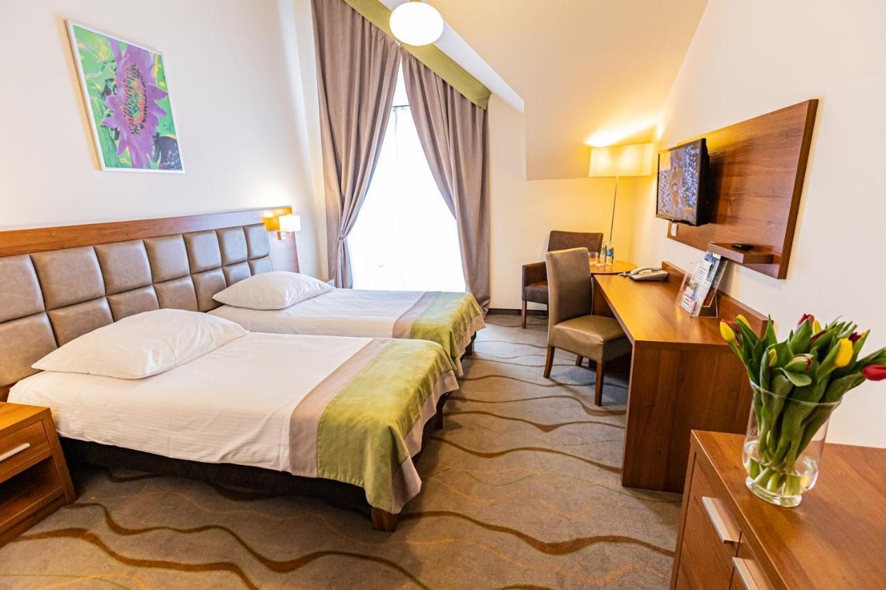 Hotel Olivia Medical Spa Skomielna Czarna Bagian luar foto